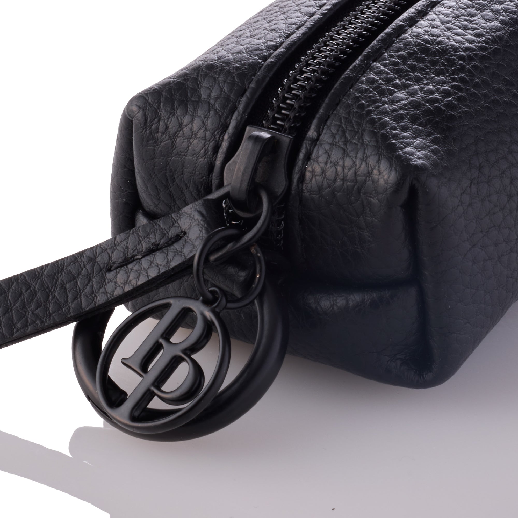 Closeup of the zipper hardware and pet passion key chain on the Caddy