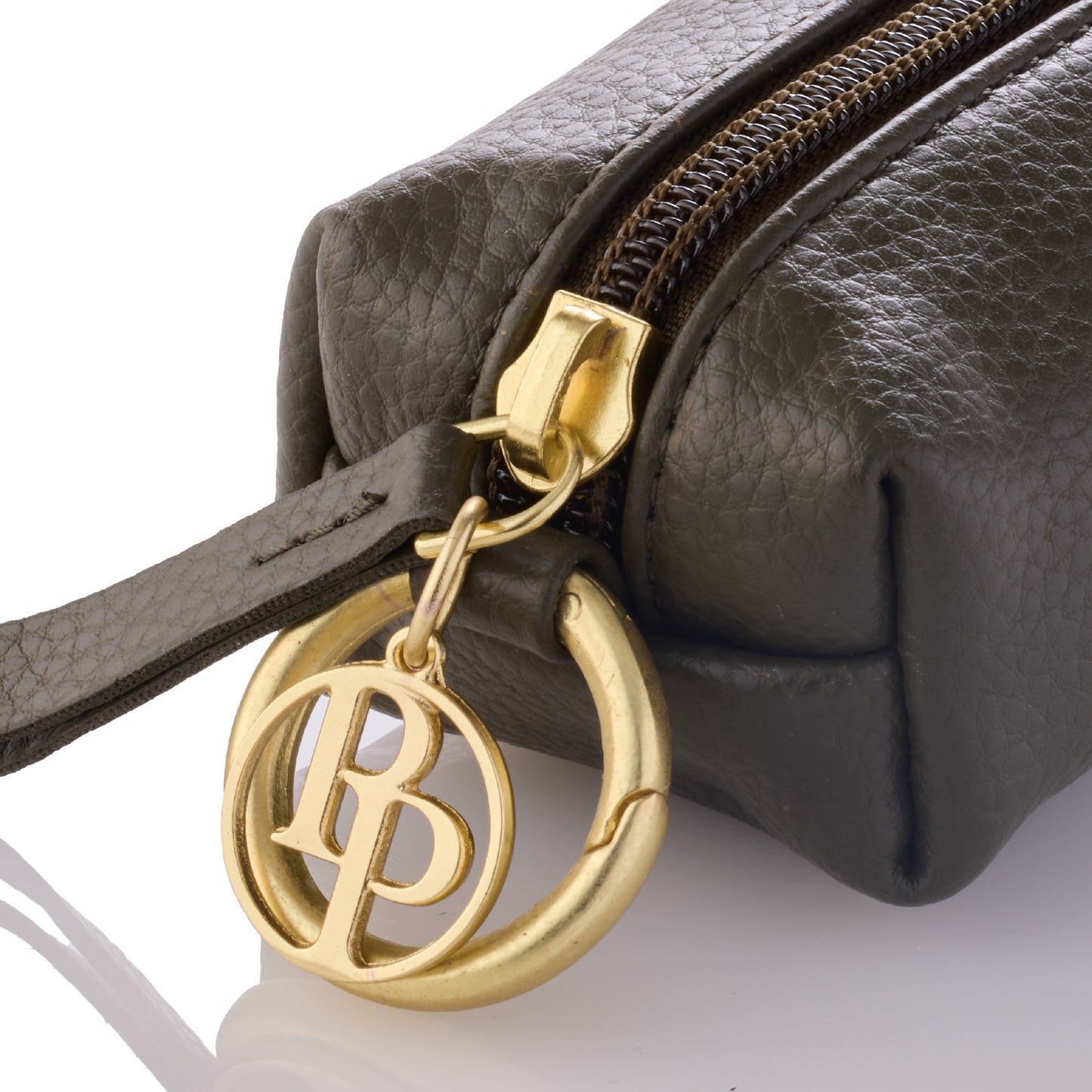 Closeup of the zipper hardware and pet passion key chain on the Caddy