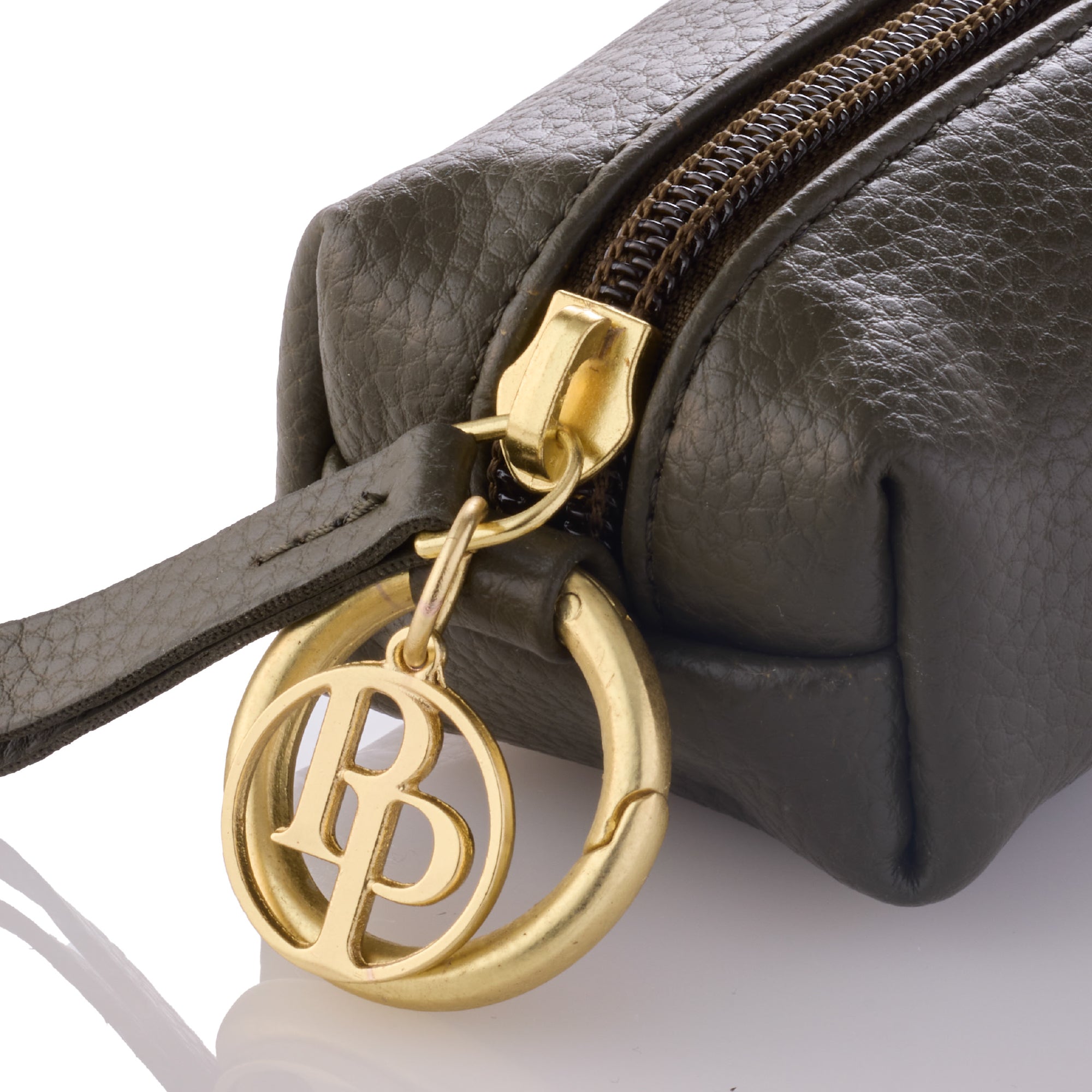 Closeup of the zipper hardware and pet passion key chain on the Caddy